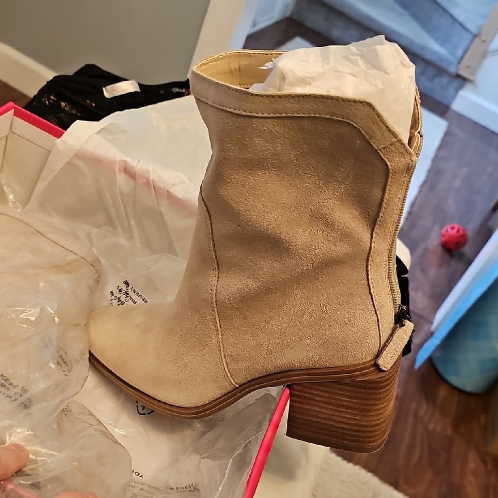 Vince Camuto Almond Beige Verona Footwear - Picture 6 of 6